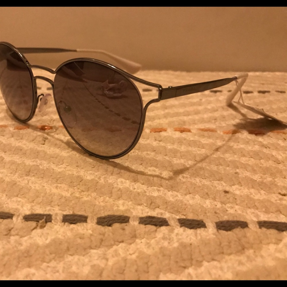 PRADA- P𝚁𝟼𝟸𝚂 𝙲𝚒𝚗𝚎𝚖𝚊 𝚂𝚞𝚗𝚐𝚕𝚊𝚜𝚜𝚎𝚜 - Picture 8 of 16
